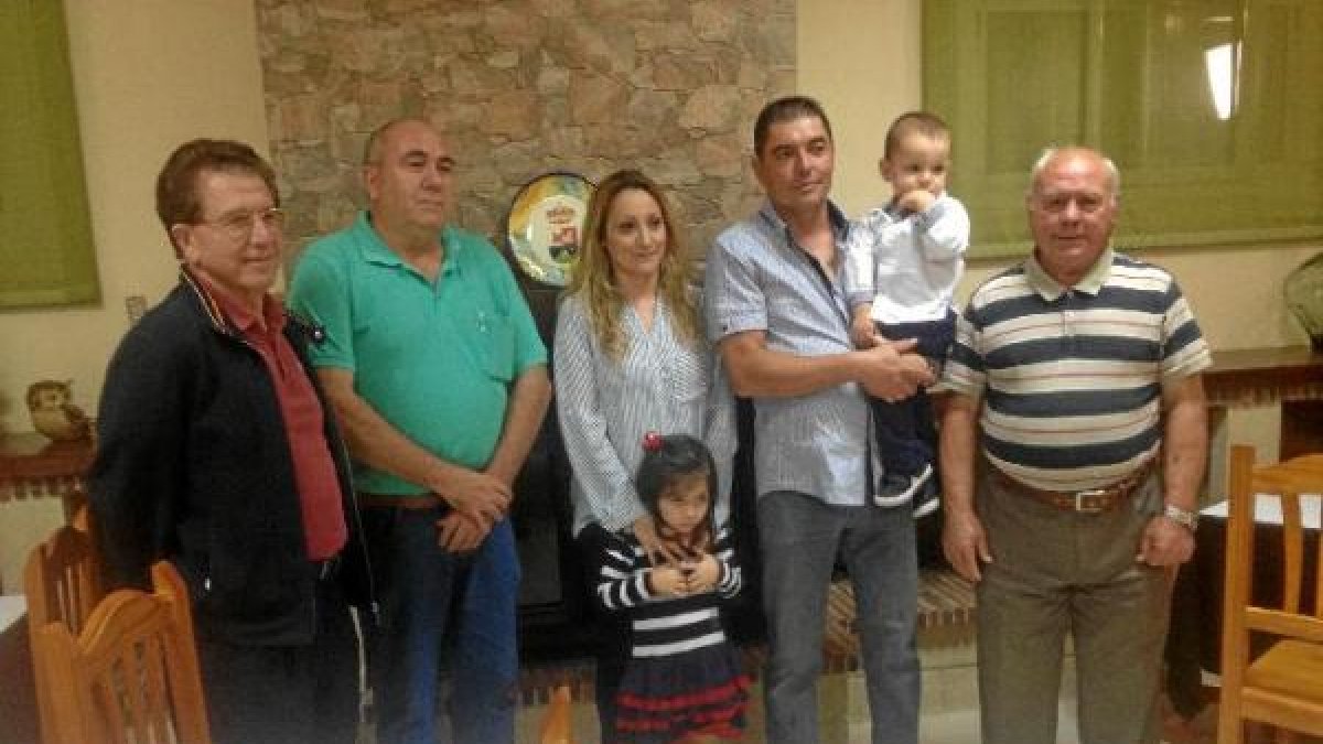 La familia Quiles Martínez con sus hijos, acompañados de los alcaldes de Benizalón, Alcudia y Benitagla.