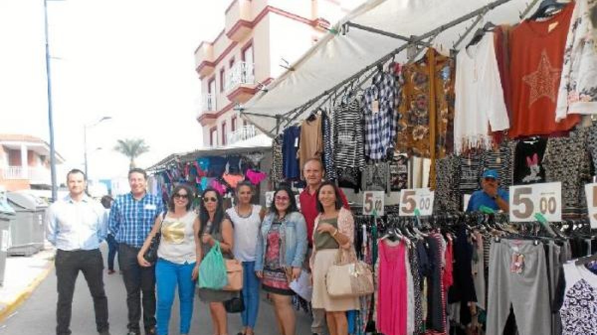 El alcalde junto a concejales y vecinos en el mercadillo del miércoles.