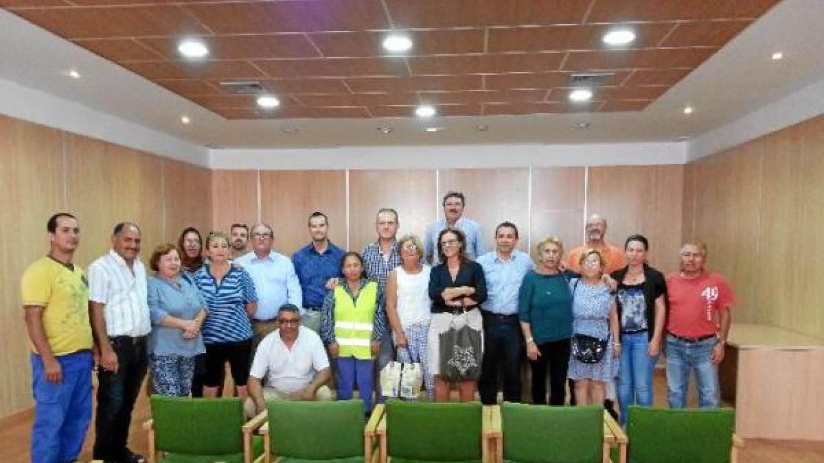 Trabajadores con el diputado provincial y el alcalde de Cuevas.