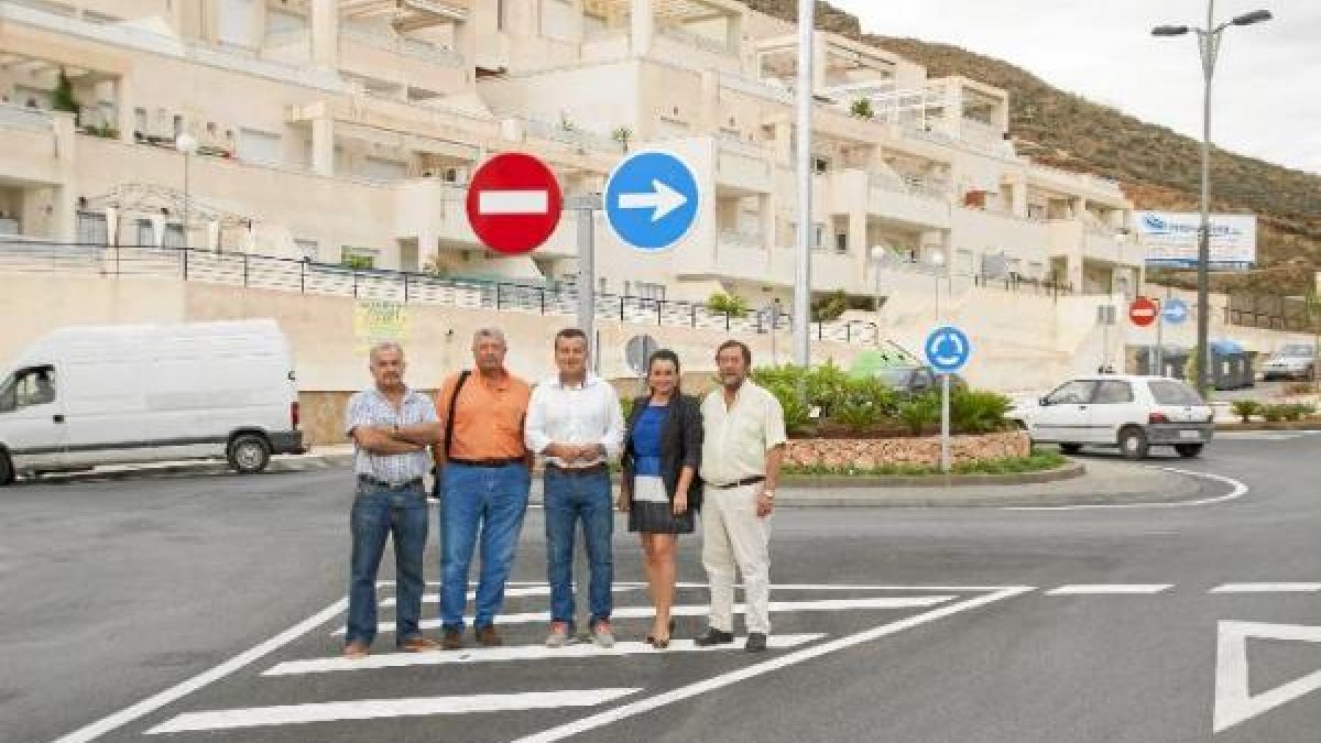 alcalde y concejales en la rotonda recién concluida.
