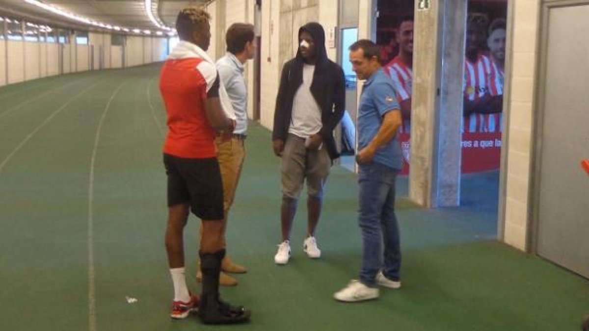 Sergi Barjuan con los futbolistas antes del entrenamiento.
