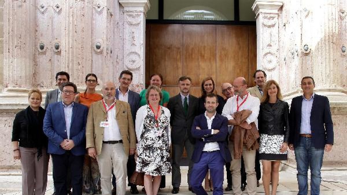 Afectados por las viviendas con parlamentarios del Grupo Socialista.