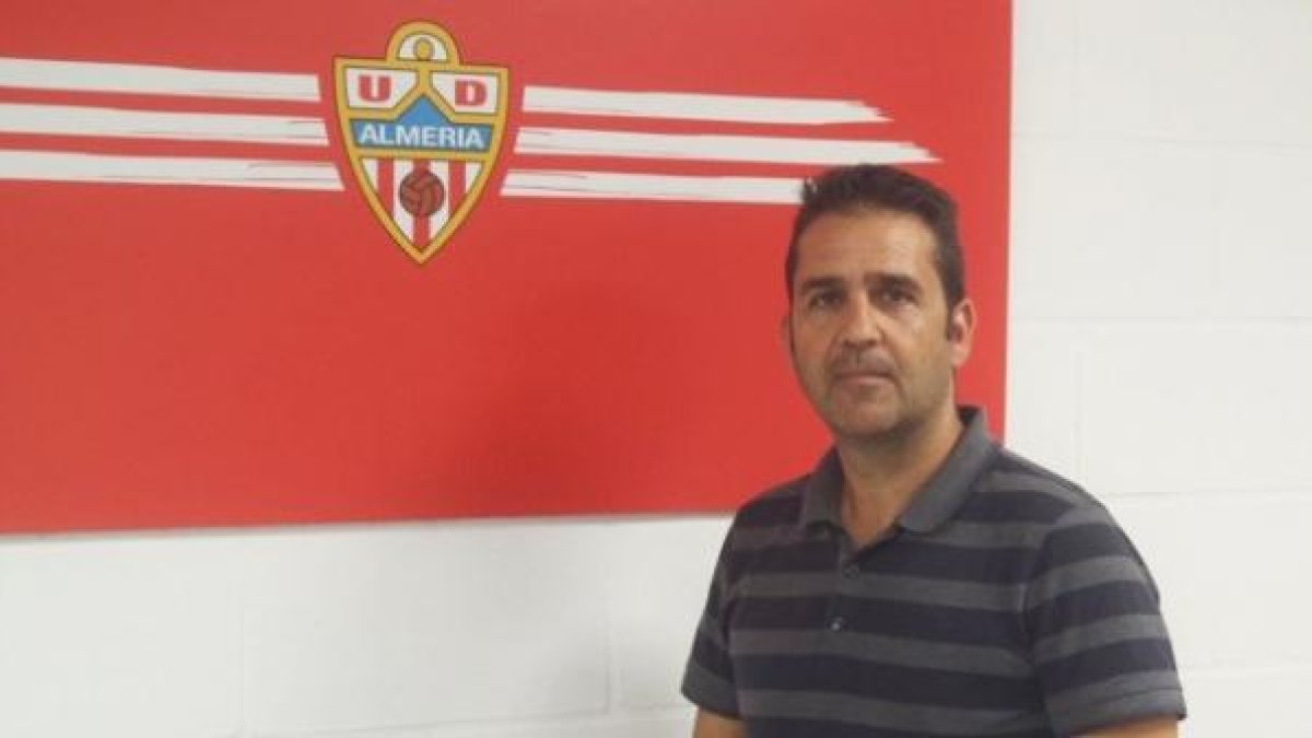 Alberto Benito en la sede del Almería.