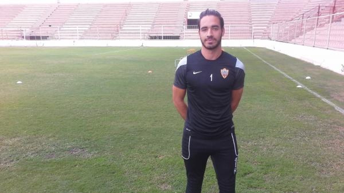 Gianfranco posando para LA VOZ en el Juan Rojas.