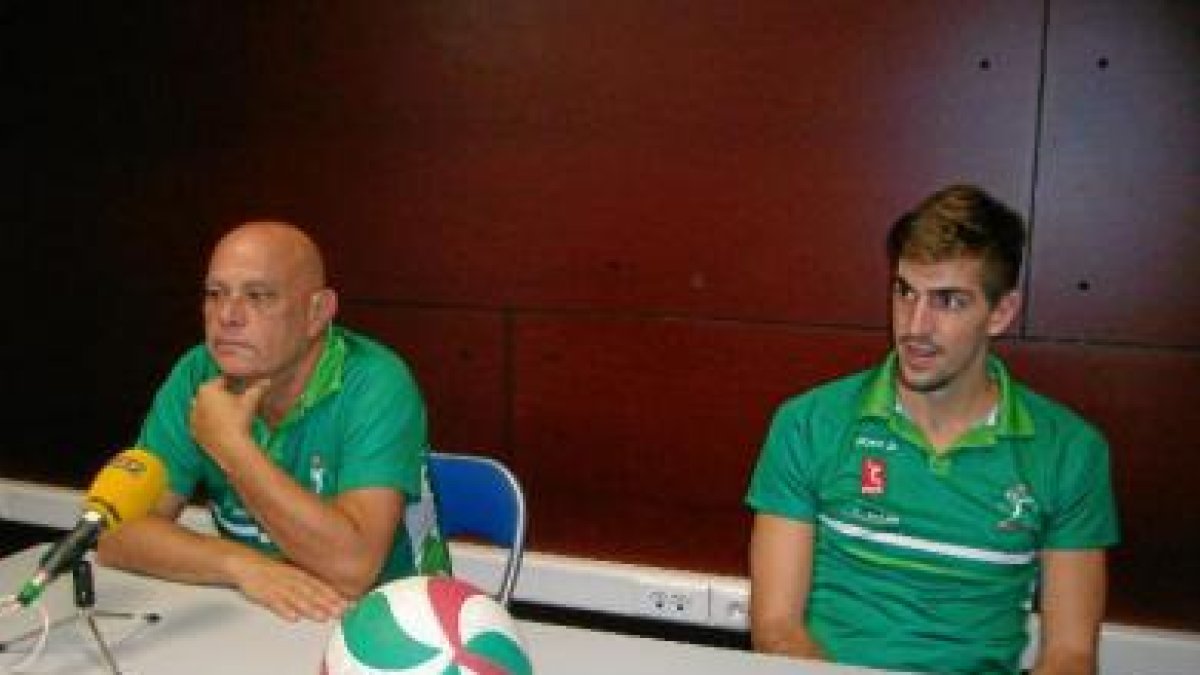 Piero Molducci y su capitán Almansa en rueda de prensa.