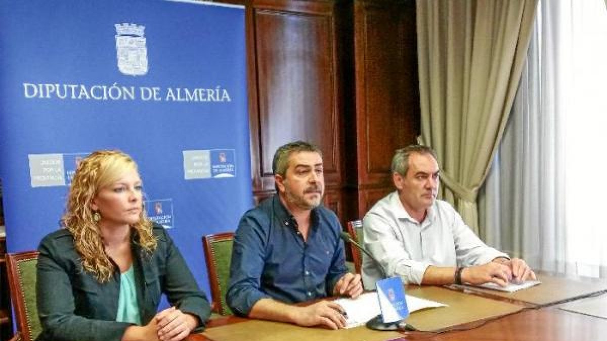 Juan Antonio Lorenzo, acompañado de Teresa Piqueras y Marcelo López.