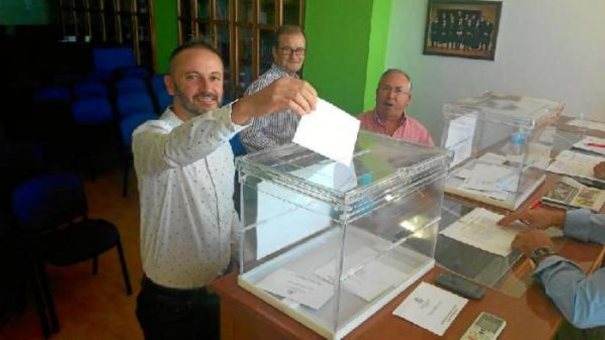 El delegado Miguel Ángel Tortosa vota en las elecciones
