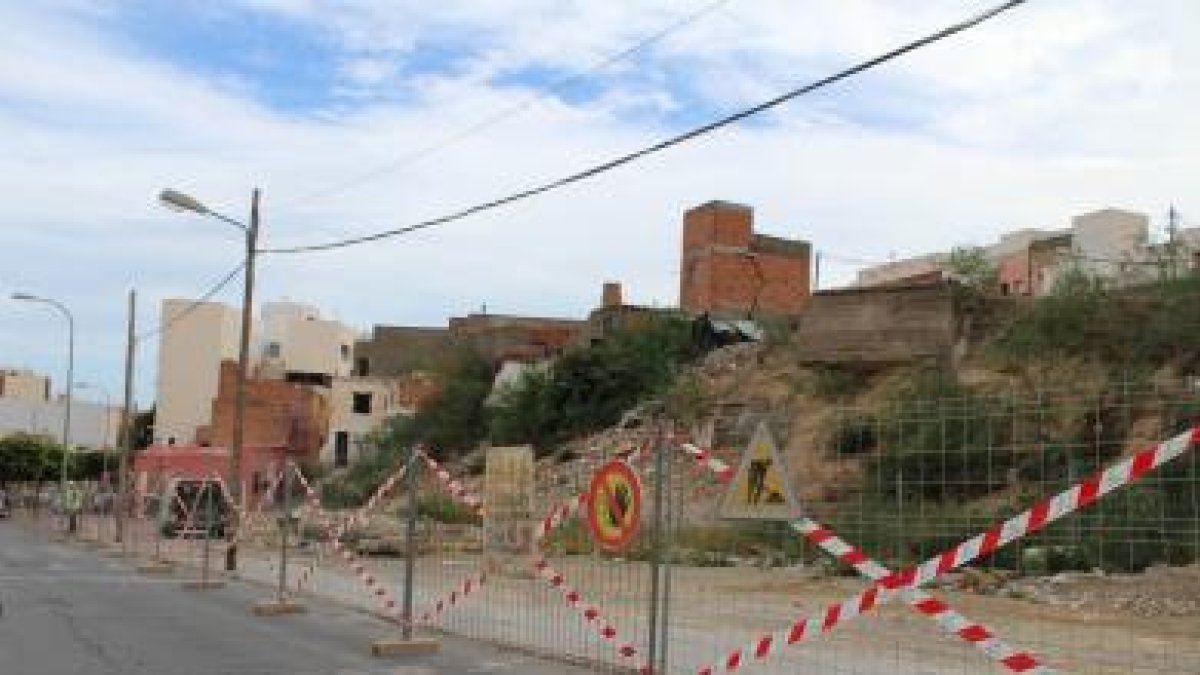 Solar donde se levantará el equipamiento social en Pescadería.