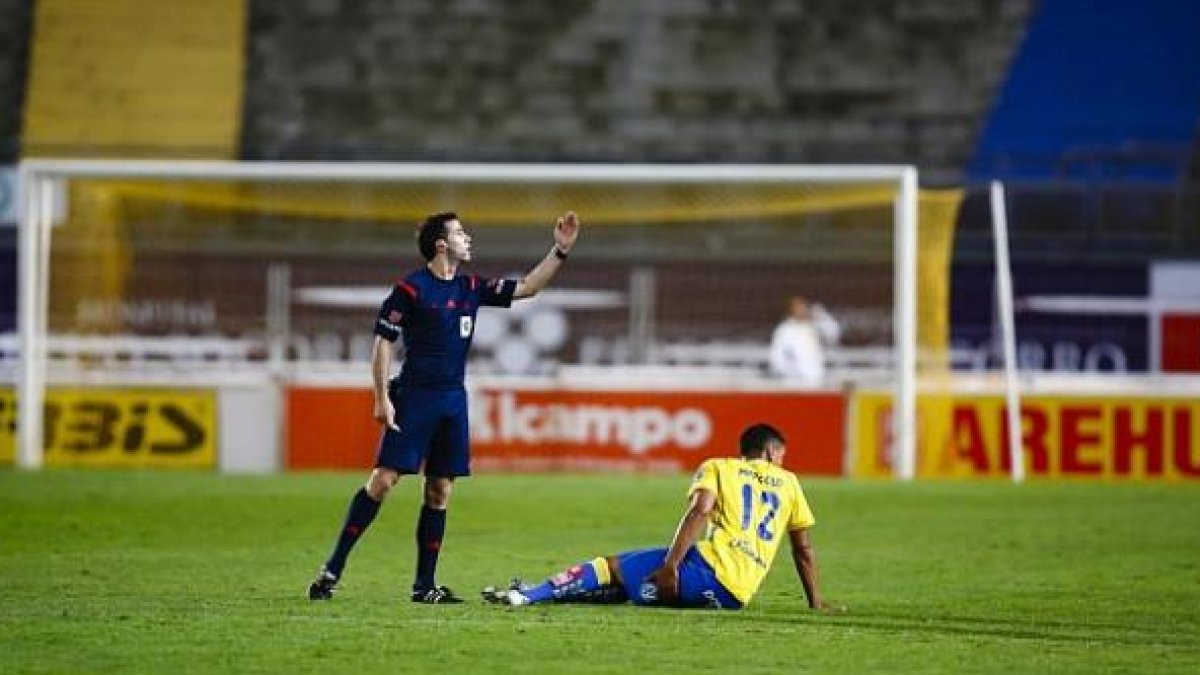 De la Fuente Ramos arbitrando en Gran Canaria.