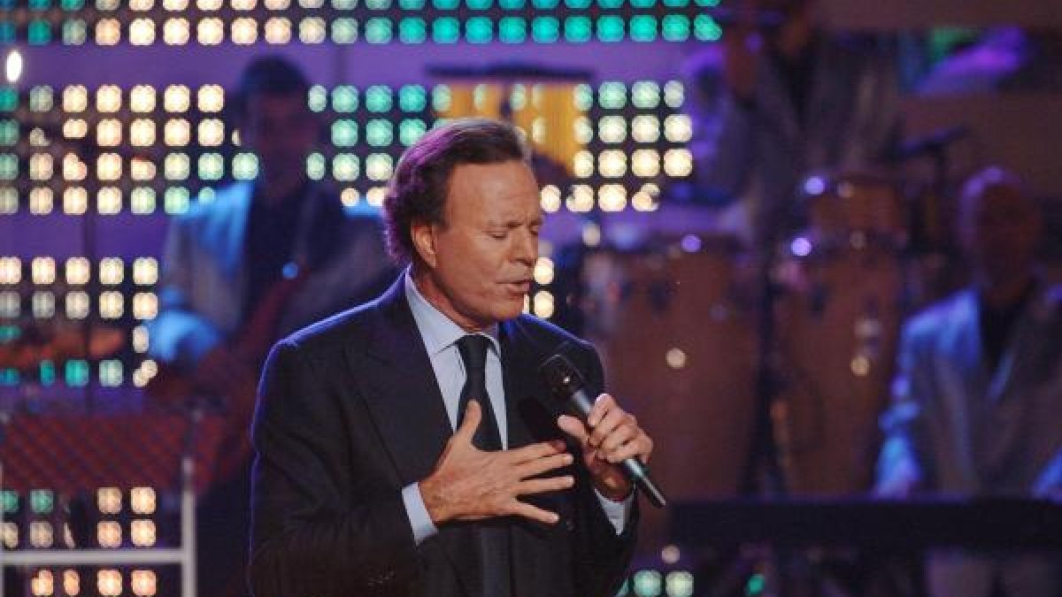 Julio Iglesias en una de sus actuaciones
