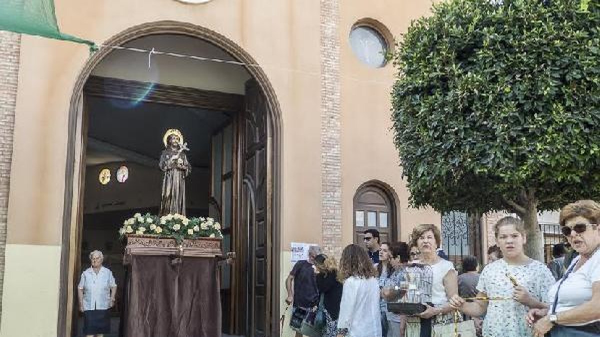 Vecinos esperando la bendición / Pedro Soler