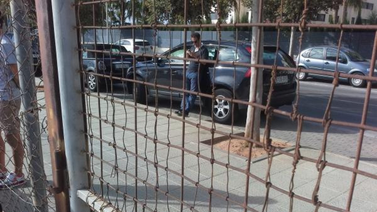 Alberto Benito no se separa del móvil.