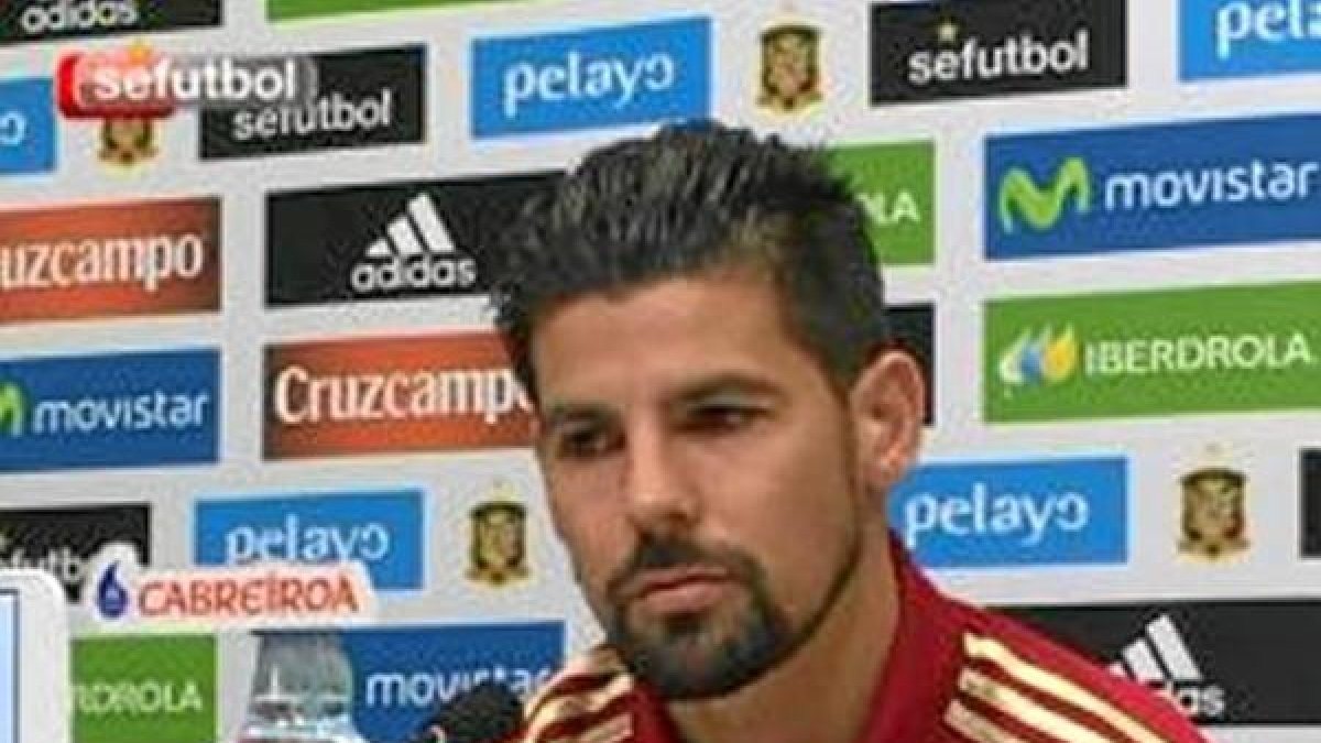 Nolito disfruta con el himno de España.