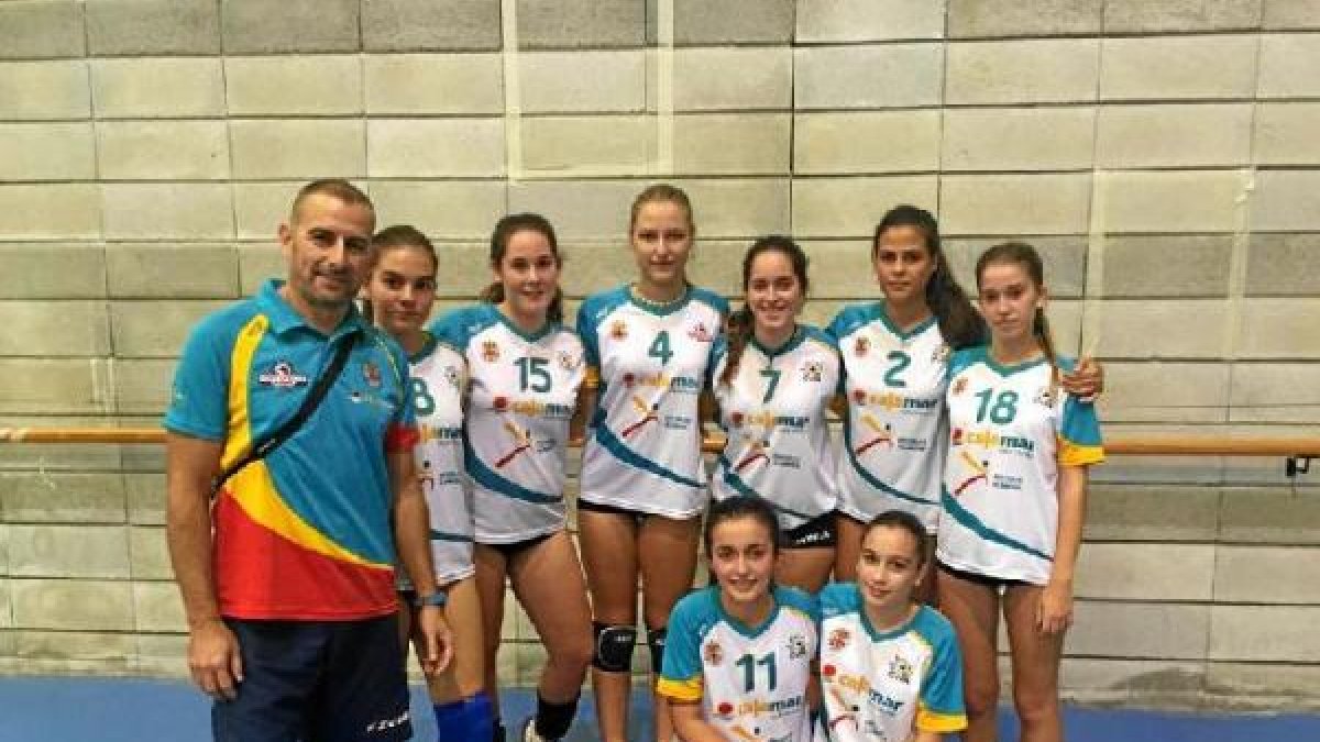 El equipo cadete con su entrenador Fortu.