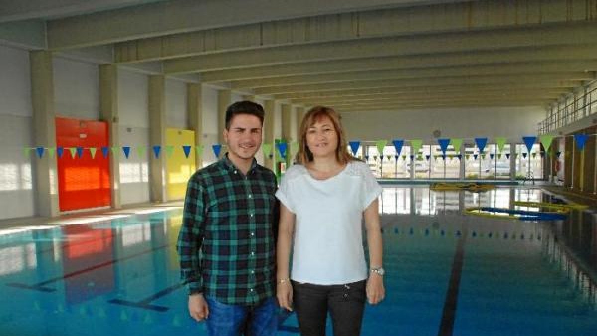 La alcaldesa y la concejala en la piscina cubierta.