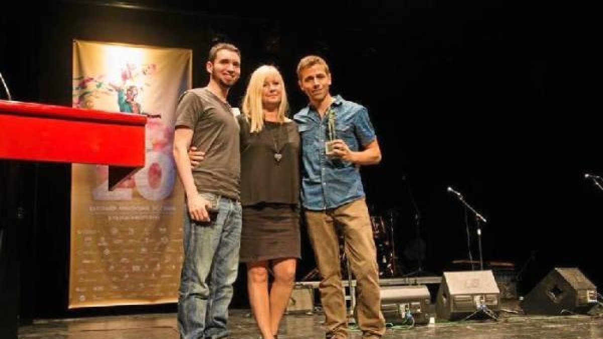 Pepe Botías (dcha.) con el premio RTVA en Cabra. (Foto: Juanma Moreno)