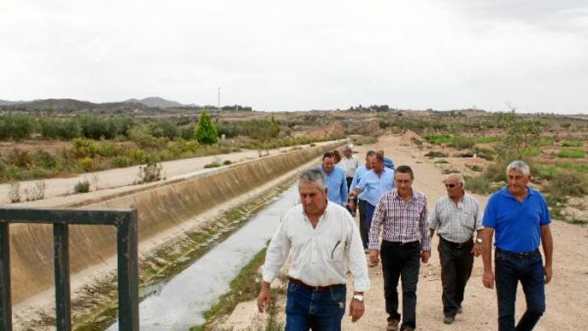 Regantes junto al canal de riego que trancurre seco por el Almanzora.