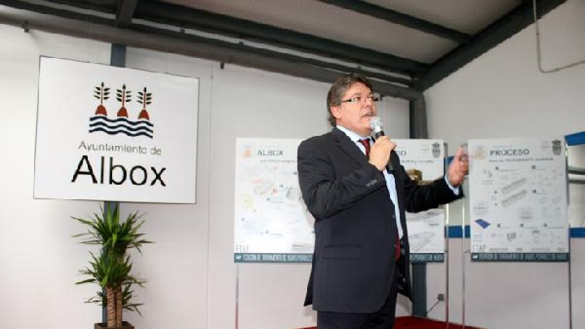 Rogelio Mena en la inauguración de la potabilizadora en 2014.