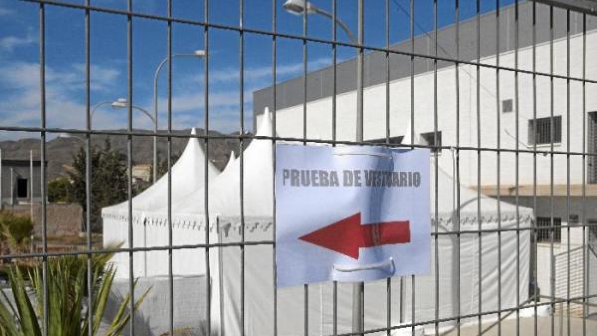 El pabellón polideportivo de Pechina acoge las pruebas de vestuario para la serie.