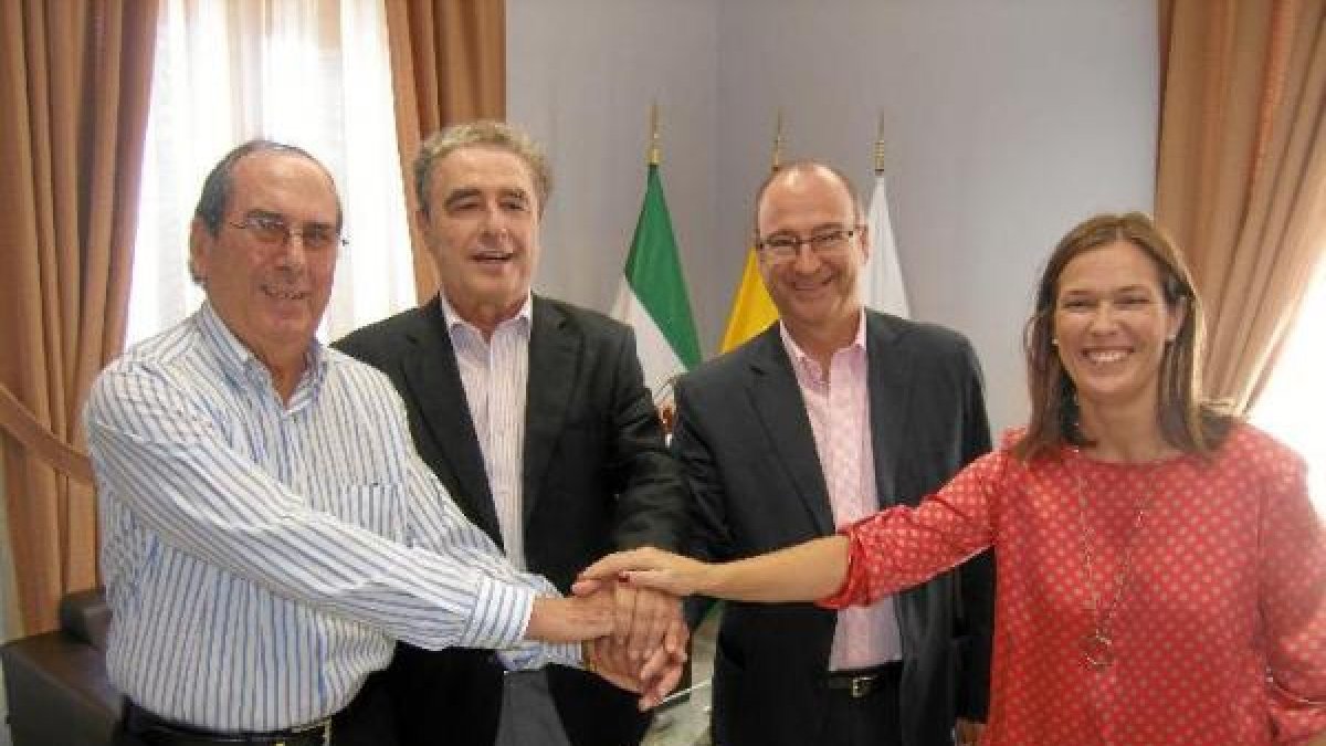 Foto de familia tras la firma del acuerdo.