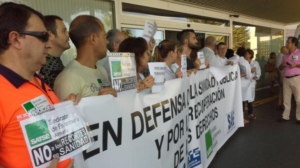 Movilización de trabajadores de la sanidad pública ante Torrecárdenas.
