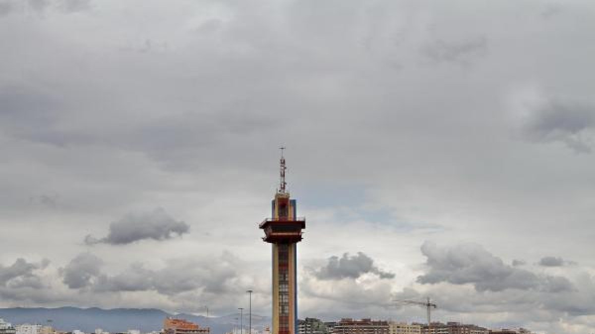 Vista del Muelle de Levante en el Puerto de Almería.