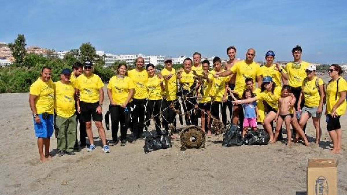 Participantes con parte de la basura recogida.