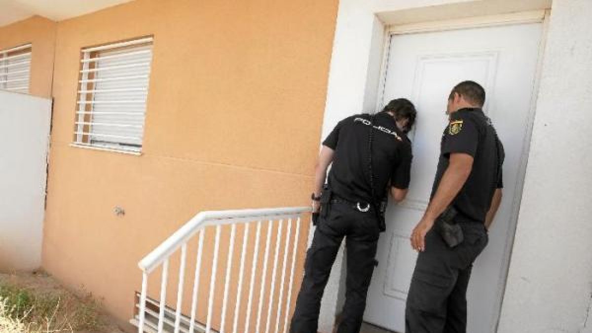 Dos policías en una vivienda okupada