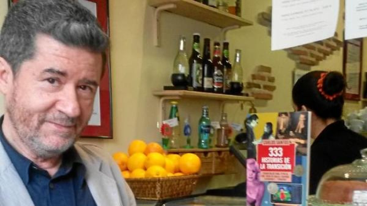 Santos afirma en su libro que la Transición se hizo en los bares, las calles y las camas.