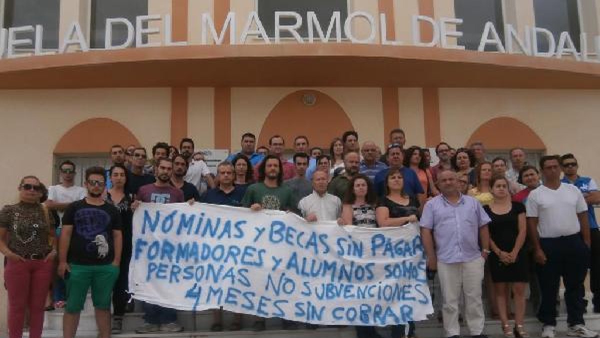 Protesta de trabajadores de la escuela por el impago de nóminas.