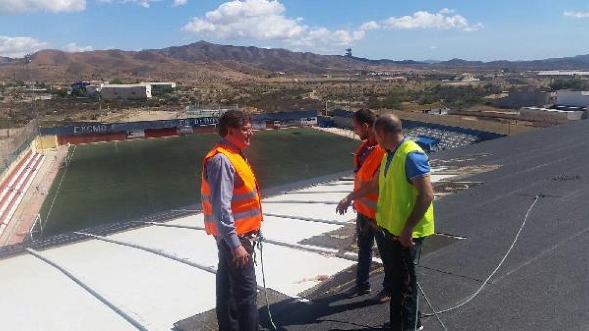 Alcalde y concejal sobre la cubierta de Las Ventas.