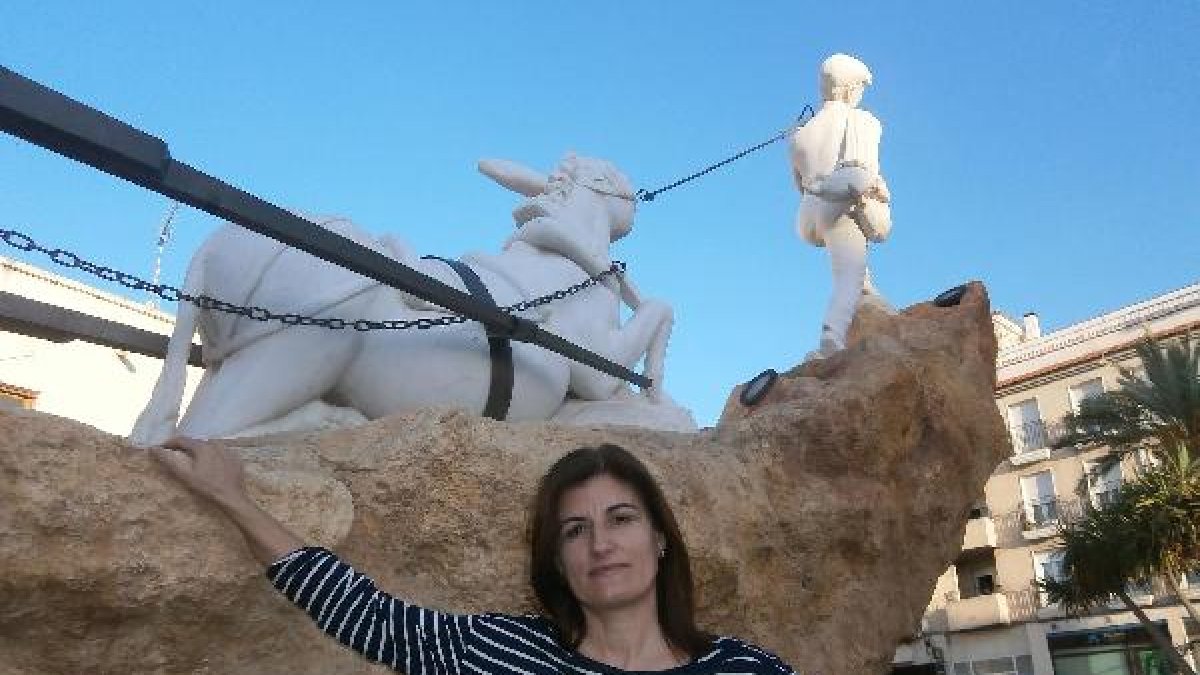 La escultora Isabel Oller junto a su obra, el homenaje al arriero albojense.