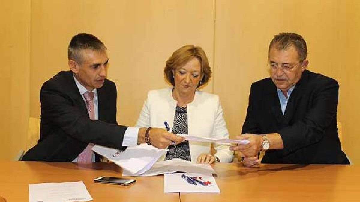 La consejera ha estado presente en la firma del acuerdo.