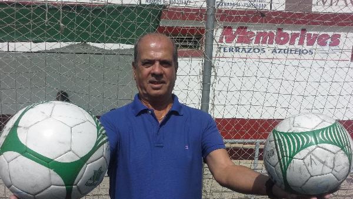 Posa para LA VOZ en el campo de Los Molinos, donde juega su hijo.