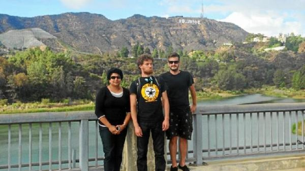El almeriense, junto a dos compañeros de clase, con Hollywood al fondo.