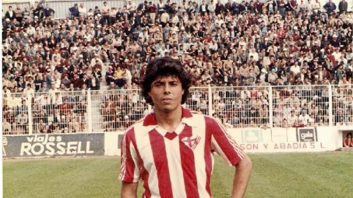 Paquito con la rojiblanca del Almería.