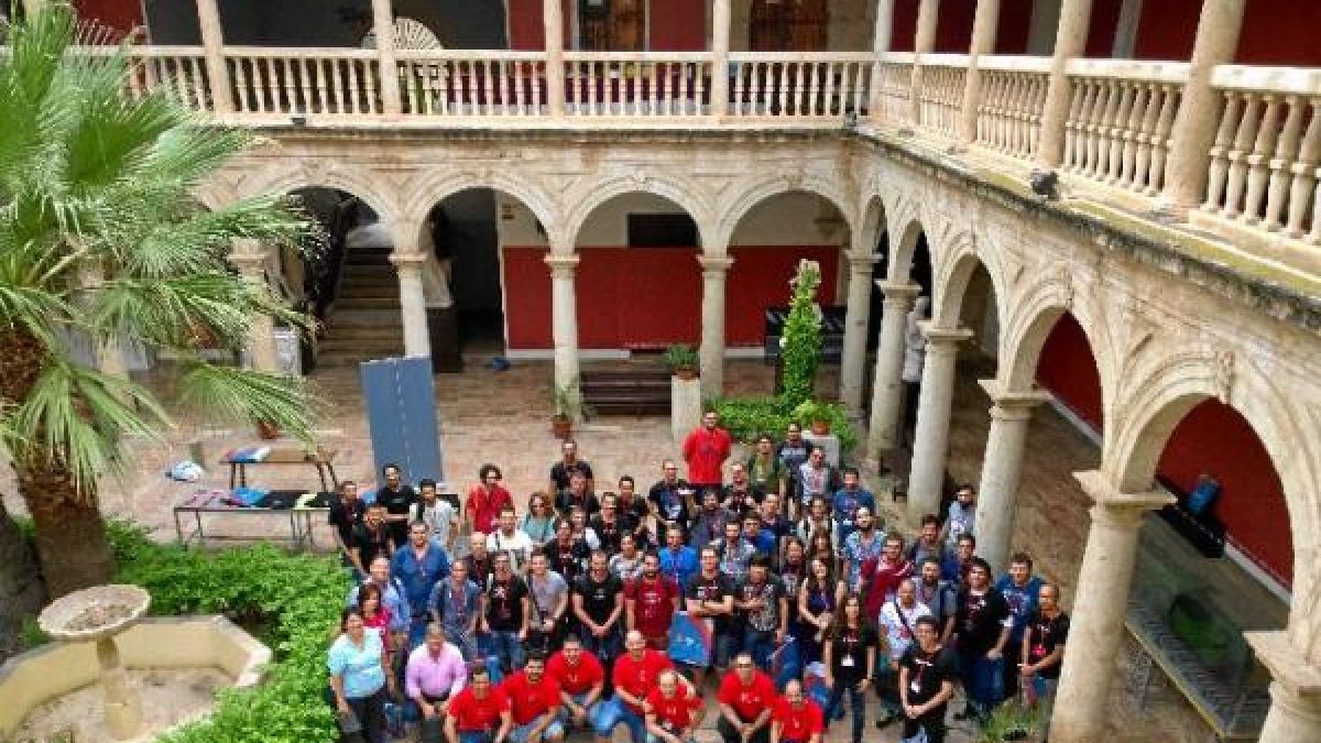 Foto de familia en la Escuela de Artes.