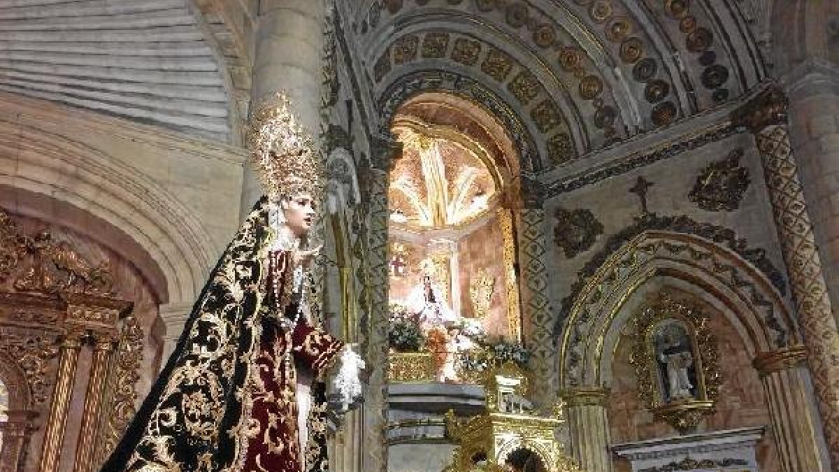 María Santísima del Rosario del Mar, ante la Patrona, en su Santuario.
