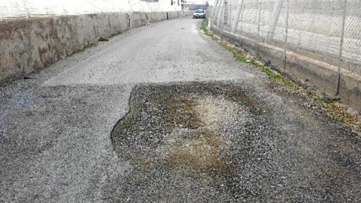 Estado en el que se encuentra el asfaltado del Camino de Los Perales.