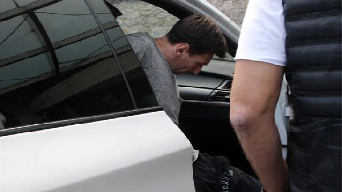 Messi baja del coche.