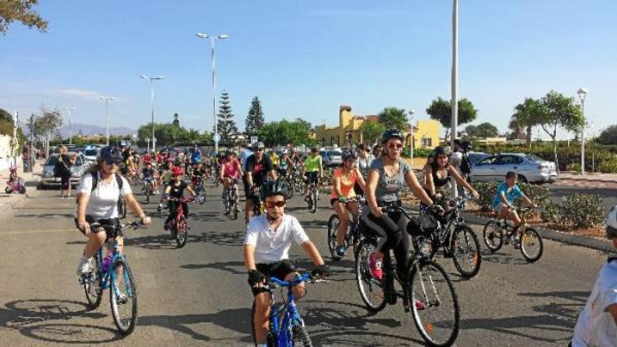 Los participantes recorrieron las calles de El Toyo en protesta por la inacción de la Junta de Andalucía en materia educativa.