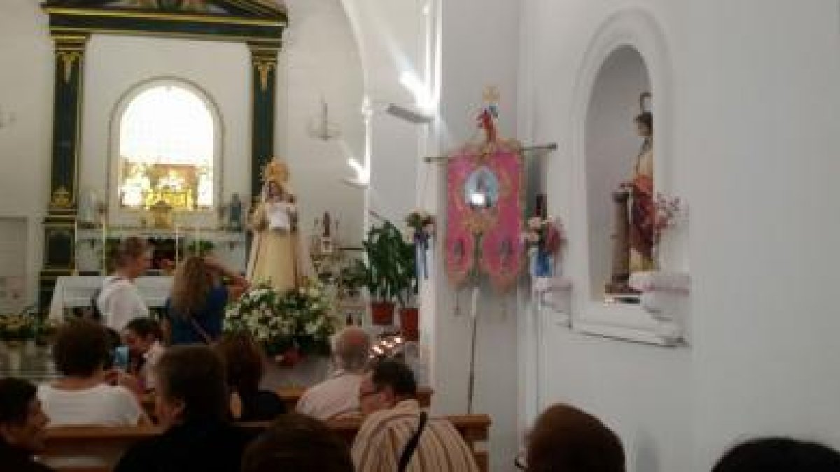 La Virgen del Rosario fue bajada de su hornacina para ser vestida de gala