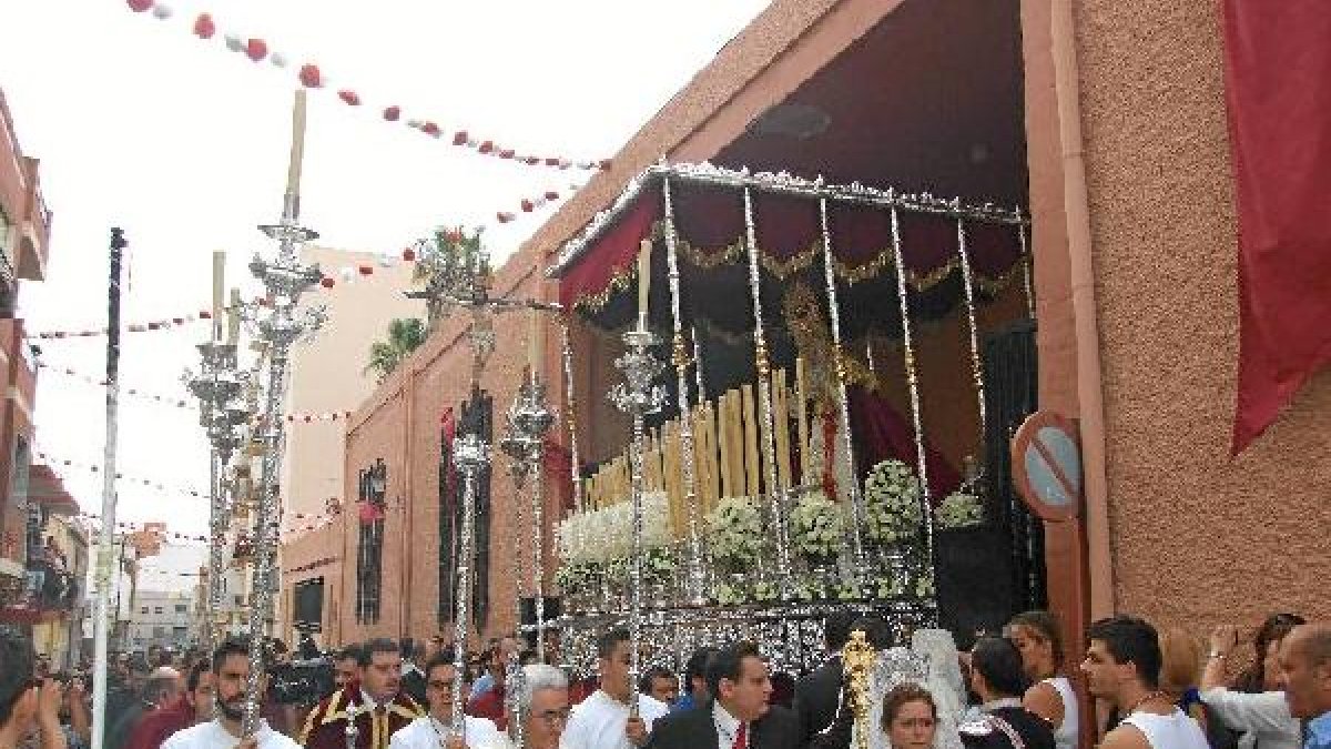 Salida extraordinaria de la Virgen de Gracia y Amparo en su XXV aniversario fundacional.