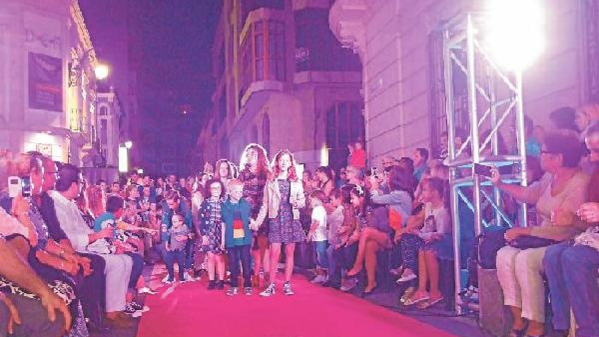 La calle Navarro Rodrigo se llenó de moda infantil.