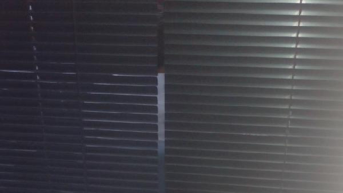 Sergi, con camisa blanca en la reunión.