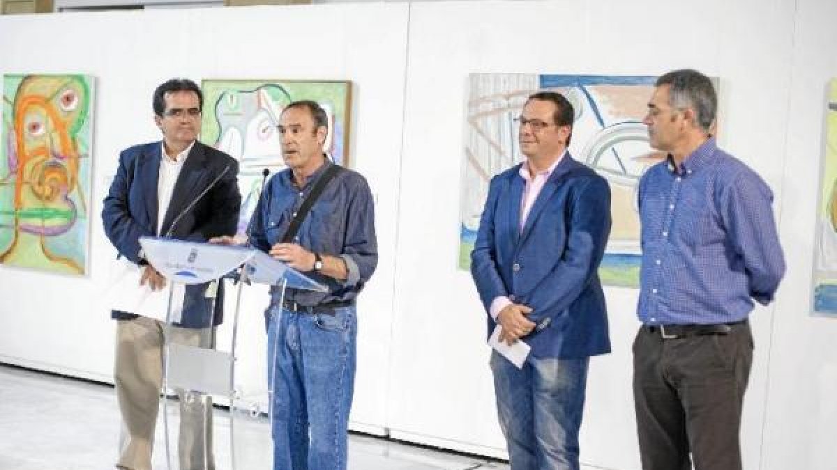 Rafael Gadea, durante su intervención anoche en la presentación de la muestra.