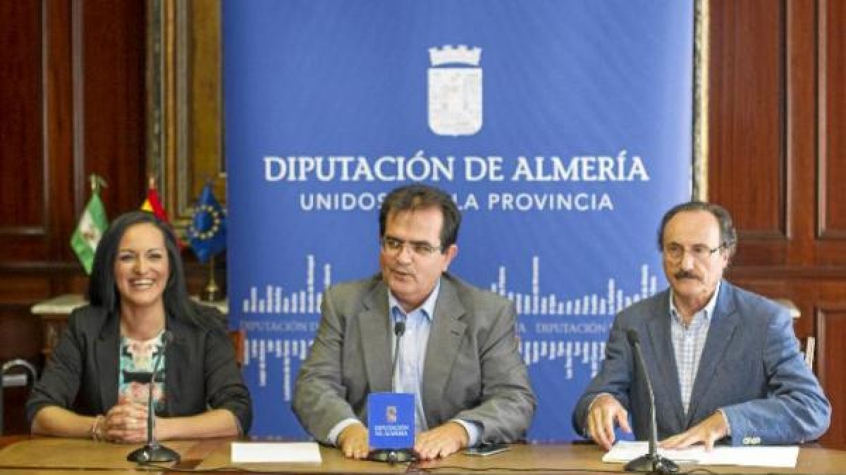 Sol Ruiz y Francisco Cortés, con Antonio J. Rodríguez.