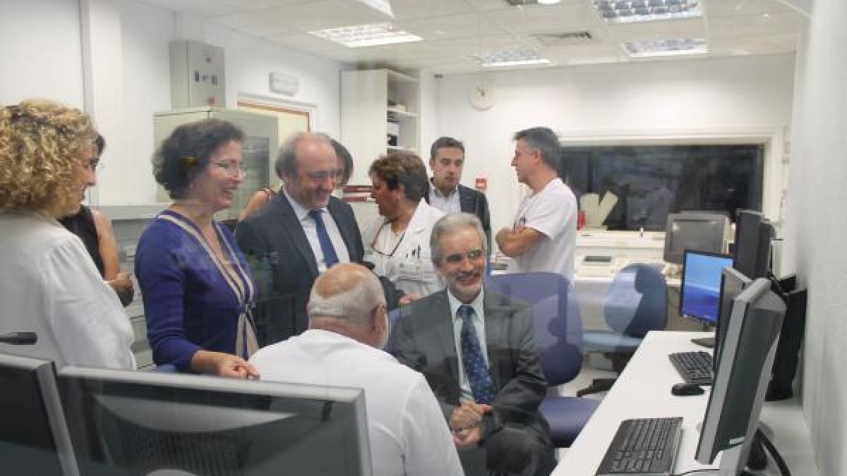 El consejero de Salud conoce el nuevo angiógrafo de Torrecárdenas.