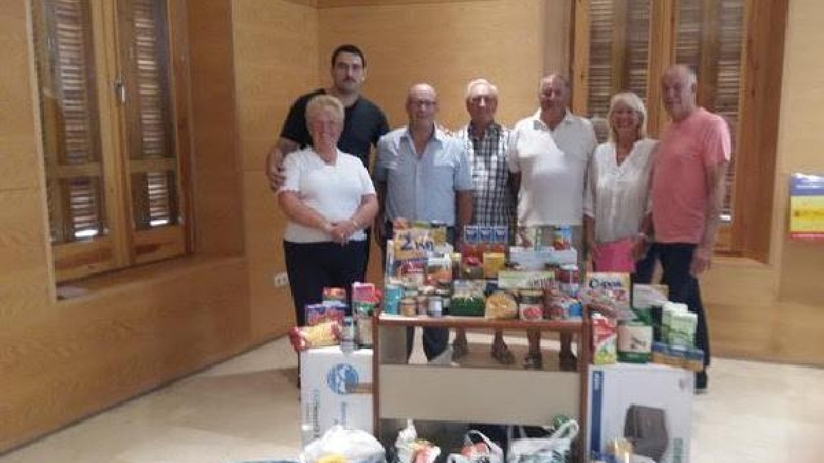 Miembros de la iglesia de Los Llanos del Peral junto al edil británico y el alcalde.