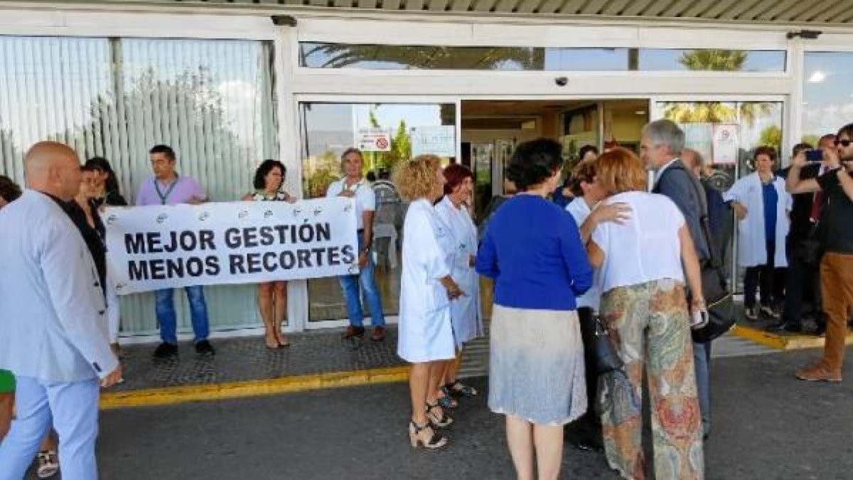 Protestas del sindicato han recibido al consejero.